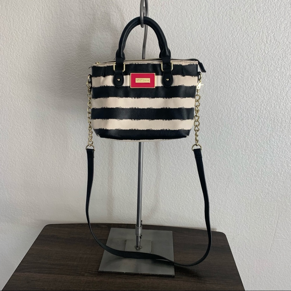 Betsey Johnson crossbody pinch satchel black & white stripe - Picture 1 of 10